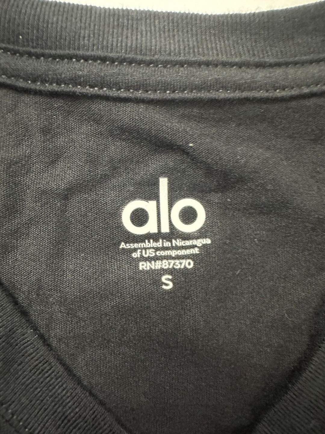 Alo Yoga Mens Black Short Sleeve V-Neck Pullover T-Shirt Size Small RN#87370